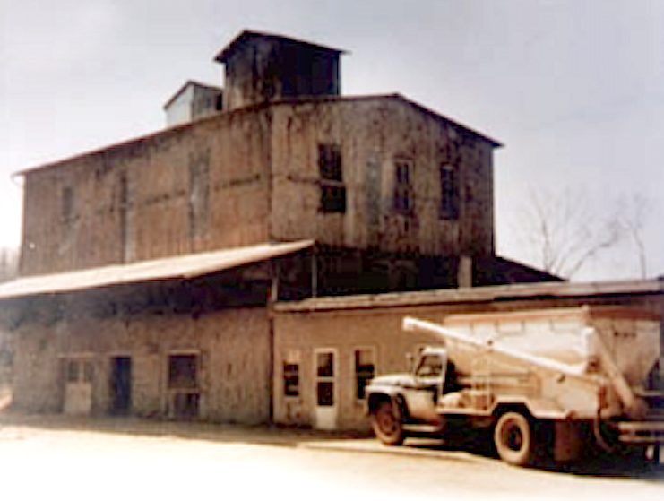 Photo of the Original Diamond Pet Foods plant in Meta, Missouri, purchased by the Kampeter and Schell families in 1970.