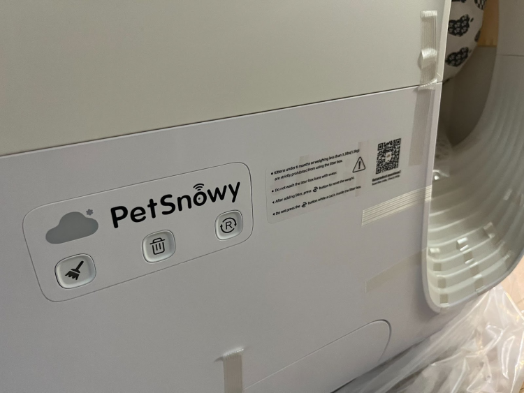 Close-up of PetSnowy Litter Box control panel and buttons.